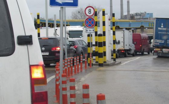 8-километрова колона блокира Дунав мост-2