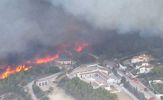 1400 души са евакуирани заради огромен пожар в Испания