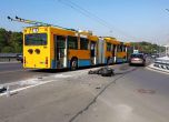Моторист се удари в тролей в София