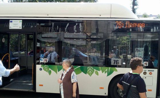 Камък, отхрвъкнал от косачка, счупи стъкло на автобус в София