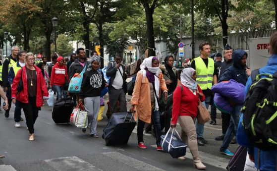 До три години затвор във Франция за мигранти, ранили полицаи