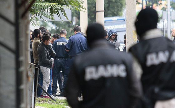 Службите вземат на мушка хора от "рискови държави" и криминалния контингент