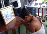 В Тайланд принудиха жена да се поклони публично пред портрет на краля (видео)