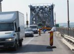 Дунав мост затворен за по 5 часа на ден, километри опашка на Дунав мост 2