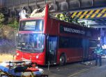 Двуетажен автобус се удари в железопътен мост в Лондон, 26 са ранени
