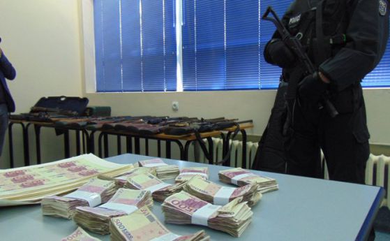 Полицията откри 12 млн. фалшиви евро в язовир 