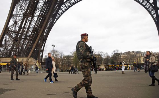 Франция затваря четири джамии заради проповядване на 