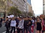 На бунт срещу Тръмп: Хиляди гимназисти излязоха от училищата и блокират улици