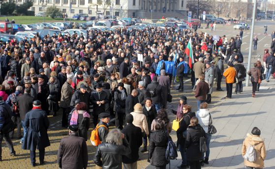 Стотици учени от БАН на протест с искане за повече пари за наука в бюджет 2017