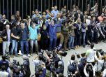 Протестиращи нахлуха в Конгреса на Бразилия, поискаха връщане на военния режим