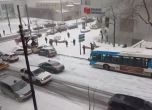 Улица в Монреал се превърна в ледена пързалка и кошмар за колите (видео)