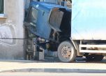 Камион се вряза в табло с газ в Казанлък
