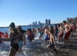 Как канадци и българи се къпят в леденото езеро Онтарио (снимки)