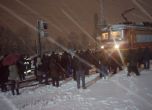 Пътници на протест срещу закъсненията в БДЖ, спряха с телата си влак на Централна гара