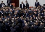 Турските управляващи и опозицията се сбиха в парламента (видео)