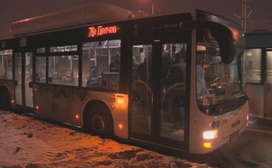 Издирват извършителите на стрелбата по автобуса в столицата