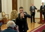 НСО "неутрализира" Беновска, след като надникна в чантата ѝ (видео)