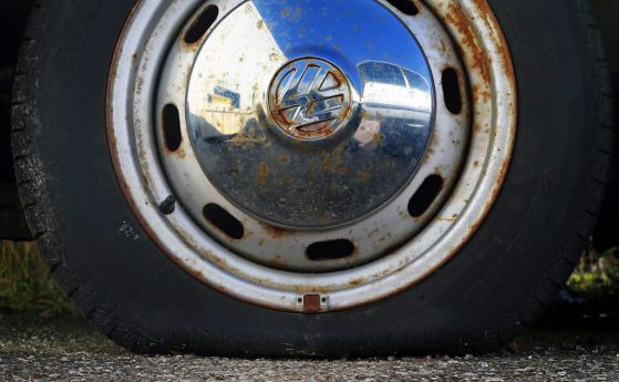 Младеж наряза гумите на 11 автомобила в Банско