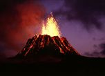 Хавайски вулкан излива лава в океана (видео)