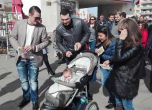 Кандидати за депутати от БСП раздаваха мартеници в центъра на София