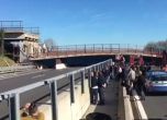 Мост се срути върху магистрала в Италия, двама загинаха