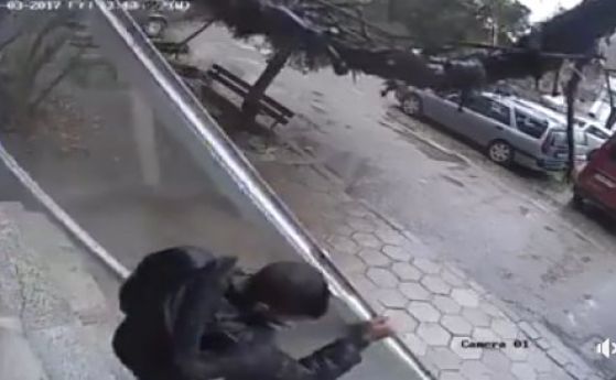 Младеж отмъкна входната врата на блок в Красна поляна (видео)