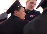 Полиция свали 215-сантиметров волейболист от самолет (видео)
