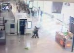 Охранителна камера заснела нападението на летище "Орли" (видео)