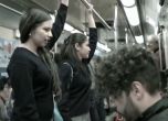 Седалки с формата на мъжко тяло в метрото в Мексико сити (видео)