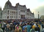 Десетки хиляди на протест в Будапеща срещу закриването на университета на Сорос