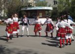 Танци и фолклорна програма зарадваха посетителите на Великденския базар в София