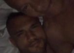 Футболист си пусна снимка с гол мъж в леглото