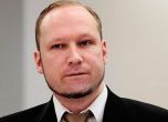 Масовият убиец от Осло Андерш Брайвик смени името си, адвокатът му мълчи за причините
