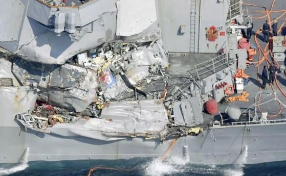 7 американски моряци изчезнаха след сблъсък на разрушител с товарен кораб