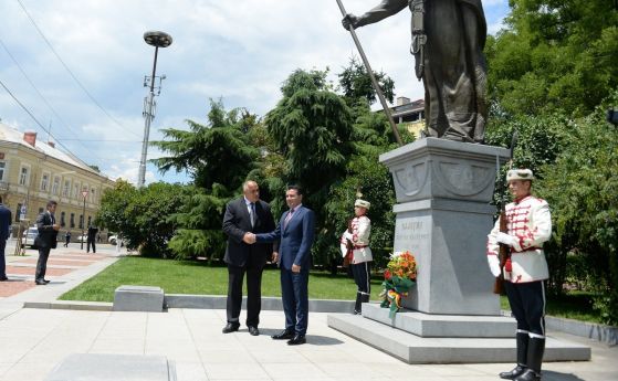  Борисов и Заев се поклониха дружно пред паметника на цар Самуил в София (галерия) 