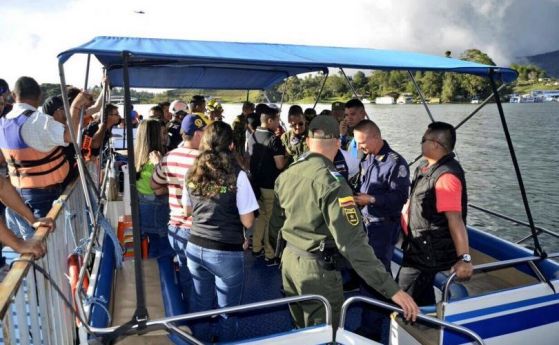 Туристическо корабче със 150 пътници се преобърна в Колумбия