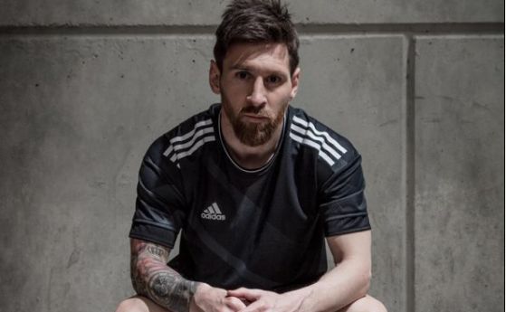 Кирливите ризи на суперзвездата на Барселона Лионел Меси продължават да