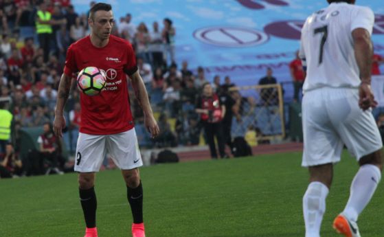 Най голямата актуална звезда на родния футбол Димитър Бербатов се появи