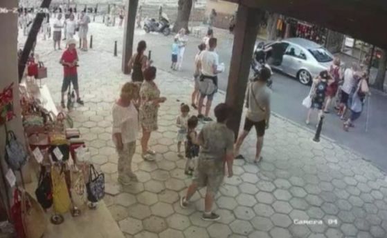 Туристите които бяха нападнати от хулиган в Стария Несебър са
