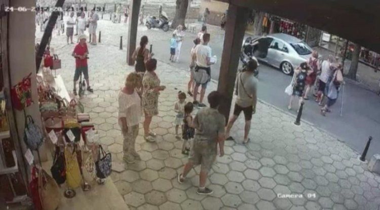 Туристите, които бяха нападнати от хулиган в Стария Несебър, са