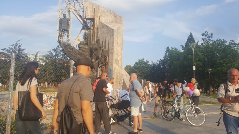 Десетки излязоха на протест в защита на паметника 1300 години