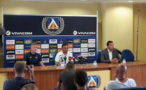 Треньорът на Левски Николай Митов ще крие до последно състава