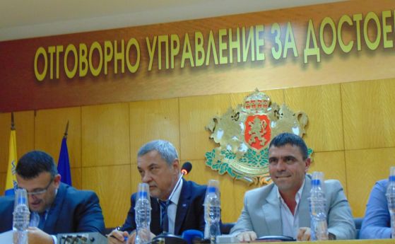 Вицепремиерът Валери Симеонов посети Асеновград където 2000 души излязоха на