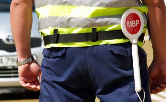 Двама столични пътни полицаи спасиха човешки живот след като мъж