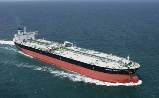 Сблъсък между танкер превозващ 38 000 тона бензин и товарен