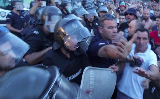 Трима души задържани по време на снощния протест в Асеновград