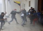 Привърженици на правителството нахлуха в парламента на Венецуела, има ранени депутати и журналисти