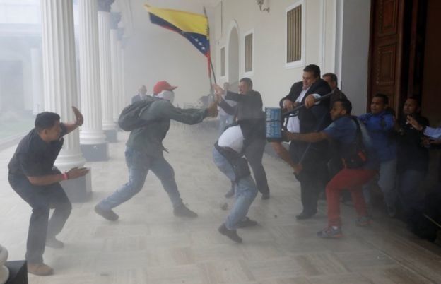 Група агресивно настроени поддръжници на венецуелското правителство проникнаха в контролирания
