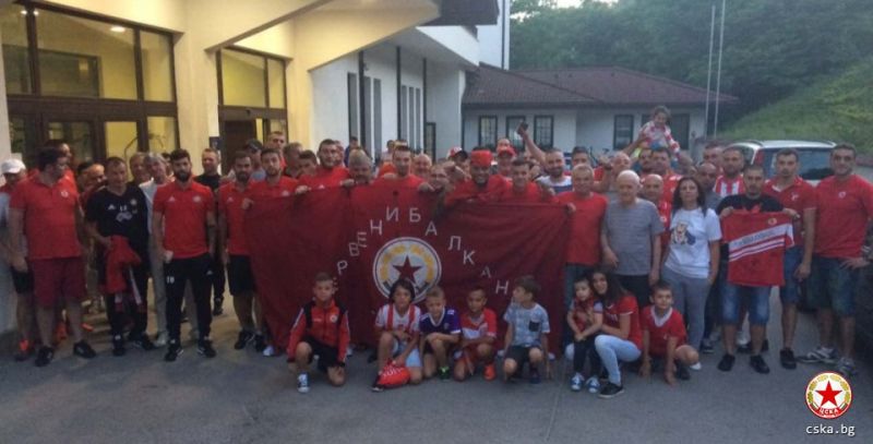 ЦСКА-София беше изненадан приятно от голяма група фенове в Трявна.
