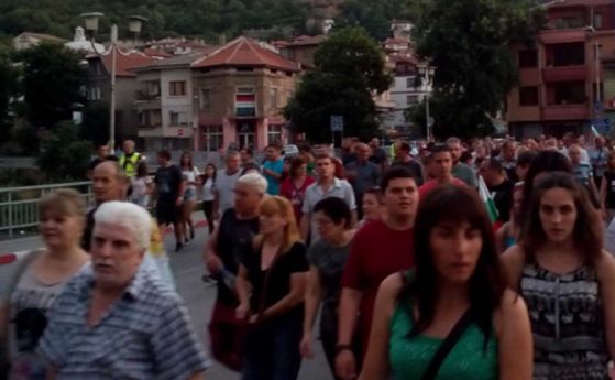 Хиляди демонстранти се събраха тази вечер на дванайстия пореден протест в Асеновград